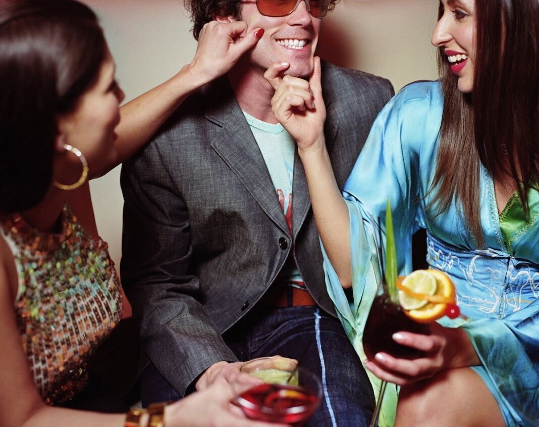 Девушка бабник как называется. Ловелас бабник. Мужчина в окружении красоток. Девушка бабник как называется. Девушка бабник как называется.