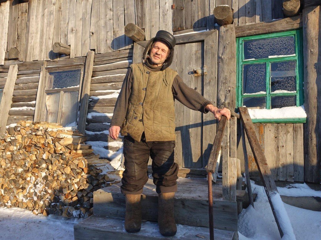 Некогда жители. Деревенские жители. Деревенские люди. Деревенский дедушка. В телогрейке и валенках