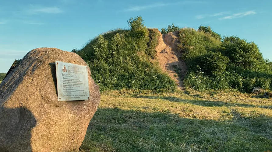 Ладожский курган стихотворение чазова. Курган Вещего Олега в старой Ладоге. Курган Вещего Олега. Могила Аскольда и Дира. Маленькие Курганы.