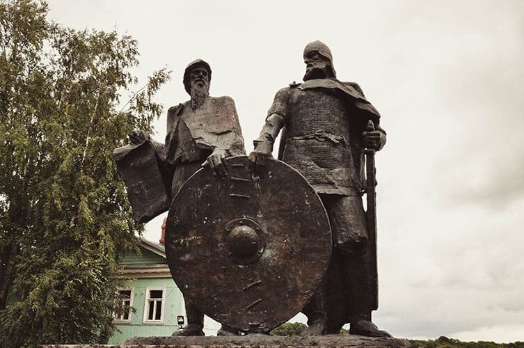 Памятник князьям Рюрику и Вещему Олегу в Старой Ладоге.