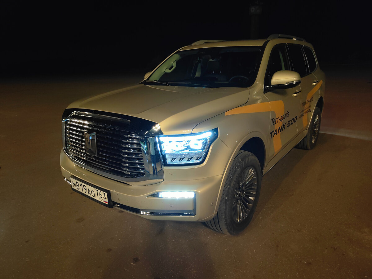 Фары головного света хорошо освещают дорогу и на ближнем, и на дальнем. Противотуманки помогают расширить световое пятно непосредственно перед машиной и по сторонам.