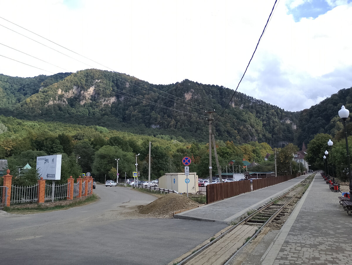 Правее в конце новой пешеходной зоны вход к Гуамское ущелье