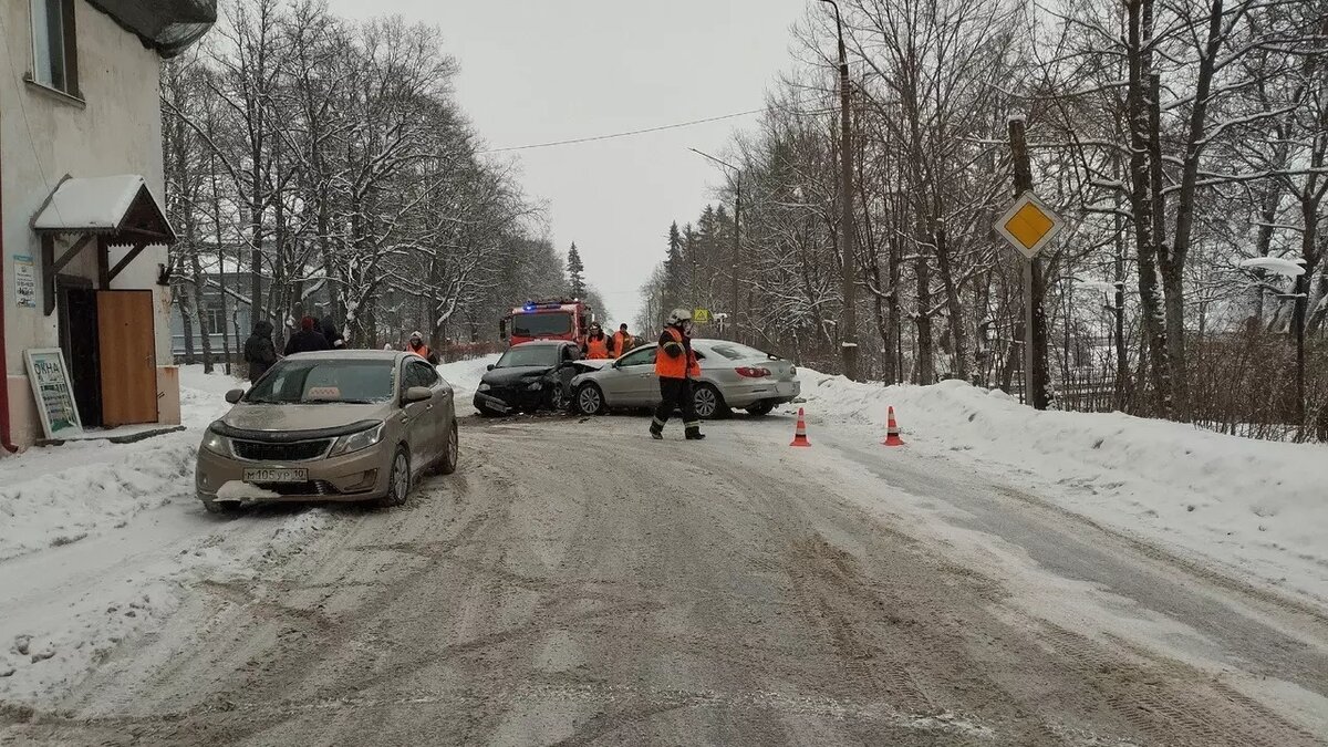     На месте работали спасательные службы: пожарные поделились кадрами ДТП.
