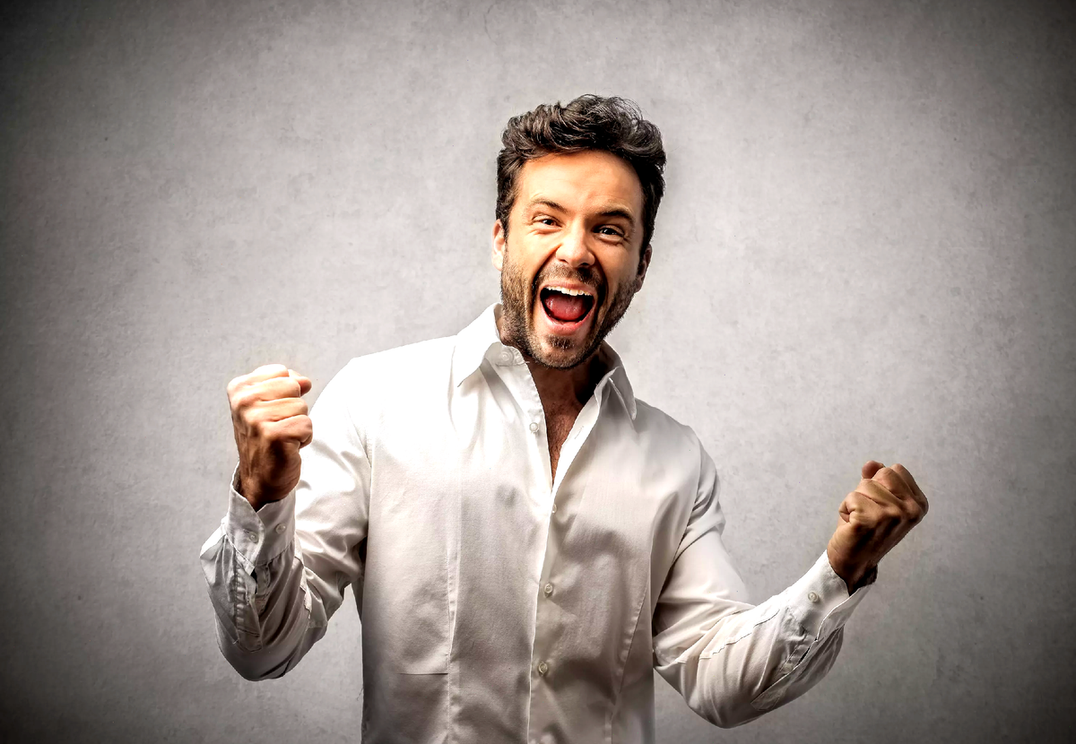 Человек радуется. Человек радостный. Довольный смысл. Мужик радуется. Очень радостный человек.