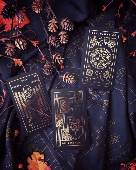 Ну а еще Таро - это красиво. Потому многие их коллекционируют.