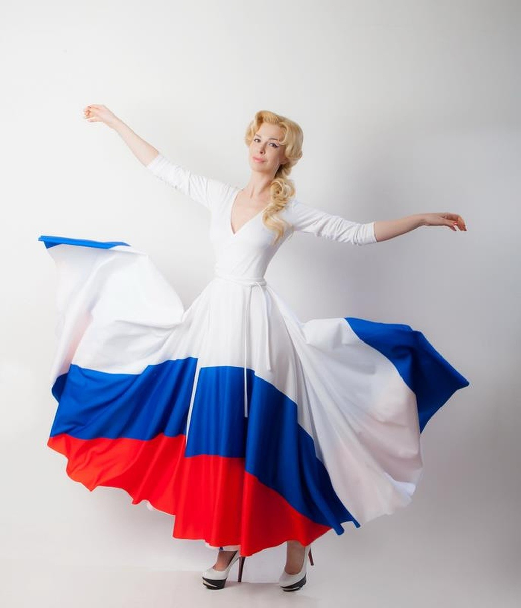 Платье красно синее белое. Платье Триколор. Платье в стиле российского флага. Платье в цвет российского флага. Платье в стиле Триколор.