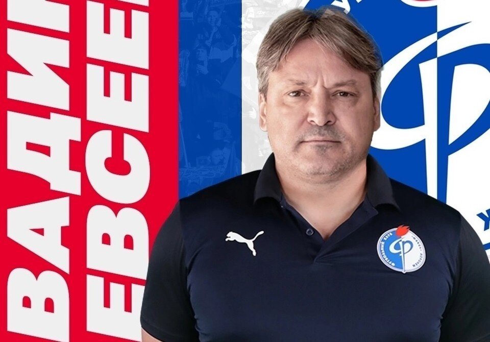    Вадим Евсеев сохранил «Факелу» прописку в Премьер-лиге в первом сезоне, но во втором дела у него не задались. со страницы ФК "Факел" ВКонтакте.