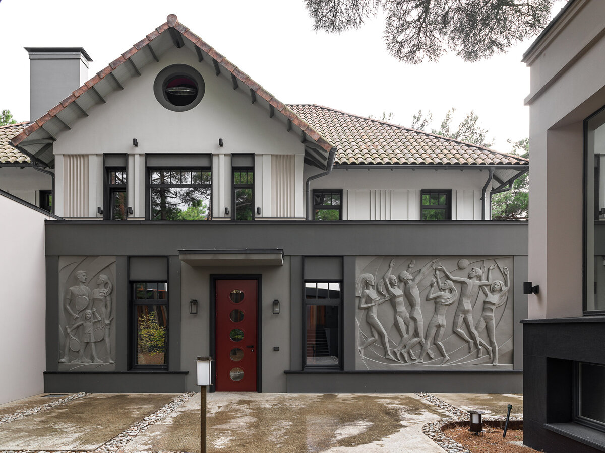 Барельефы на фасаде выполнил Валерий Пчелин.