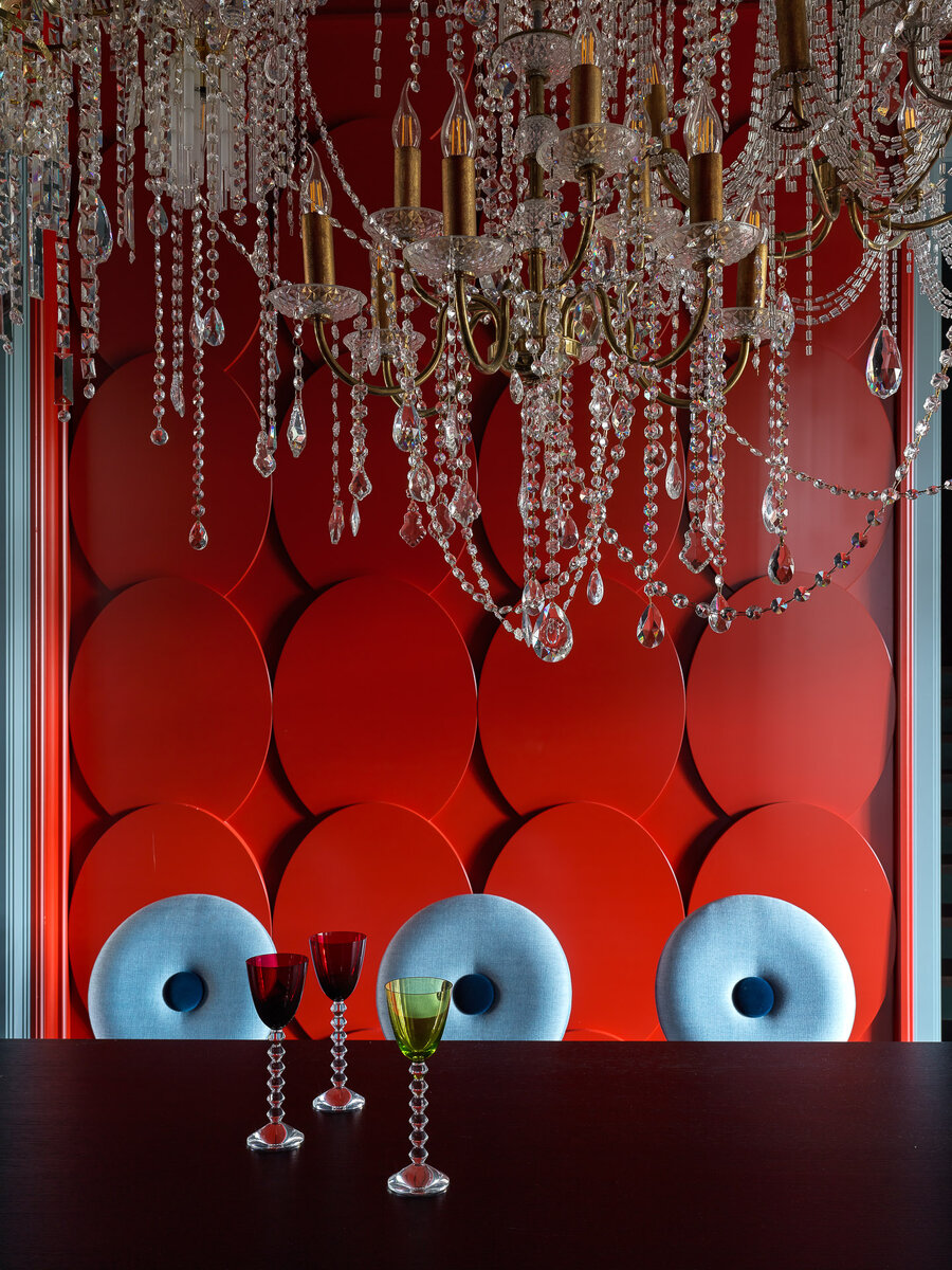 Оформление стен крупным планом.