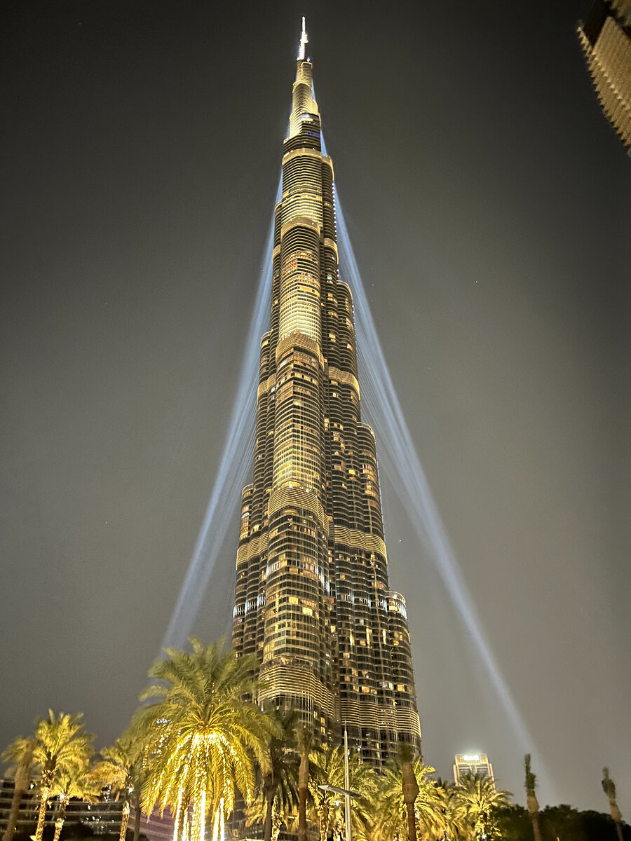 Бурдж-Халифа: Невероятное зрелище самого высокого небоскреба в мире с панорамным видом на город. 
