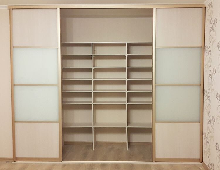 Встроенный шкаф купе в нише комнаты