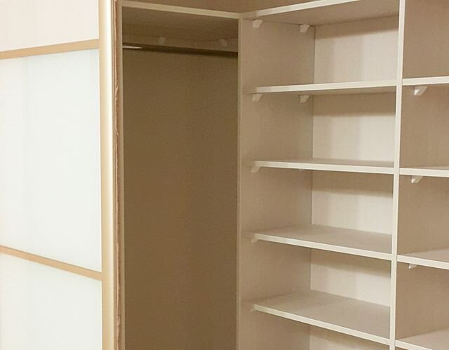 Наполнение встроенного шкафа купе в нише комнаты