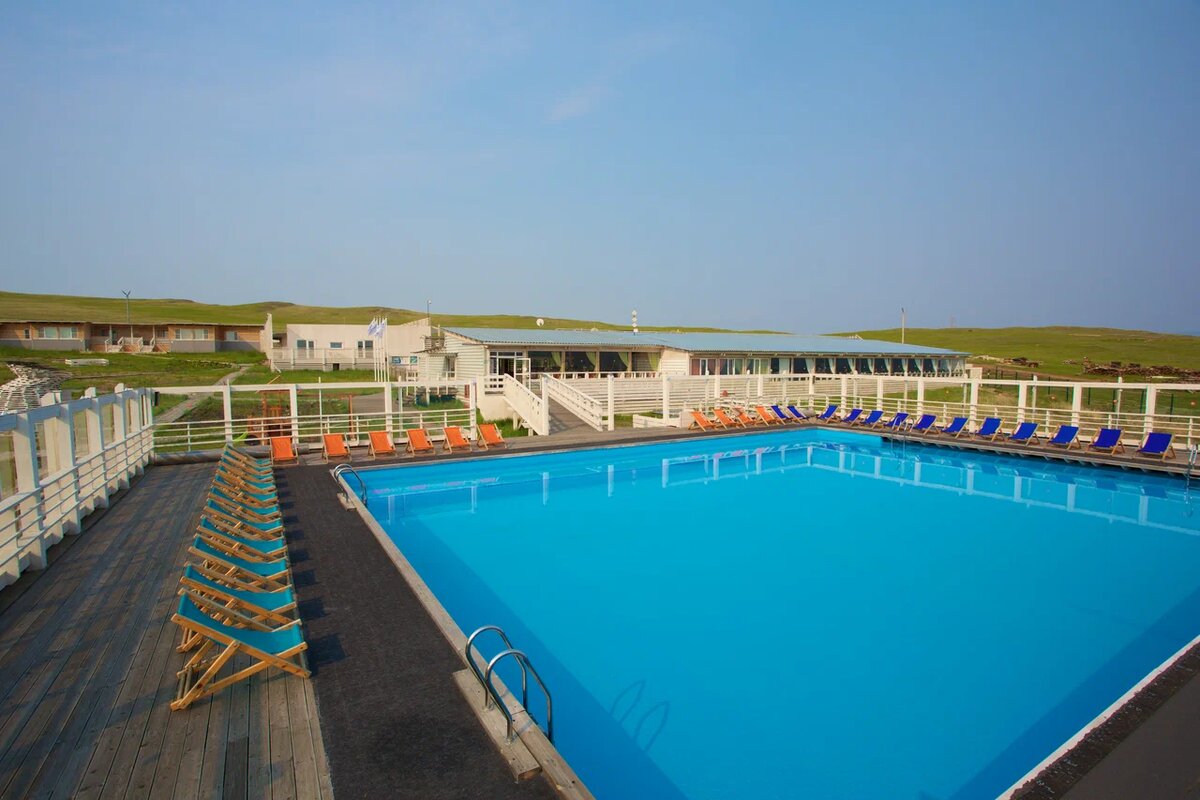 озеро байкал турбазы. база отдыха на байкале с бассейном. отдых на байкале с бассейном летом. ветер странствий база отдыха байкал. ветер странствий байкал.
