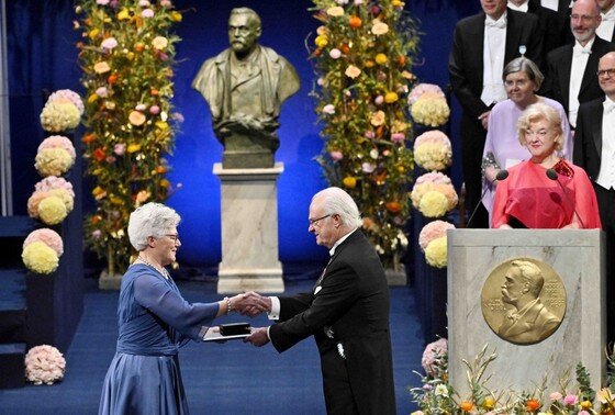    Анне Л'Уилье вручается Нобелевская премия по физике 2023 года королем Швеции Карлом Густавом