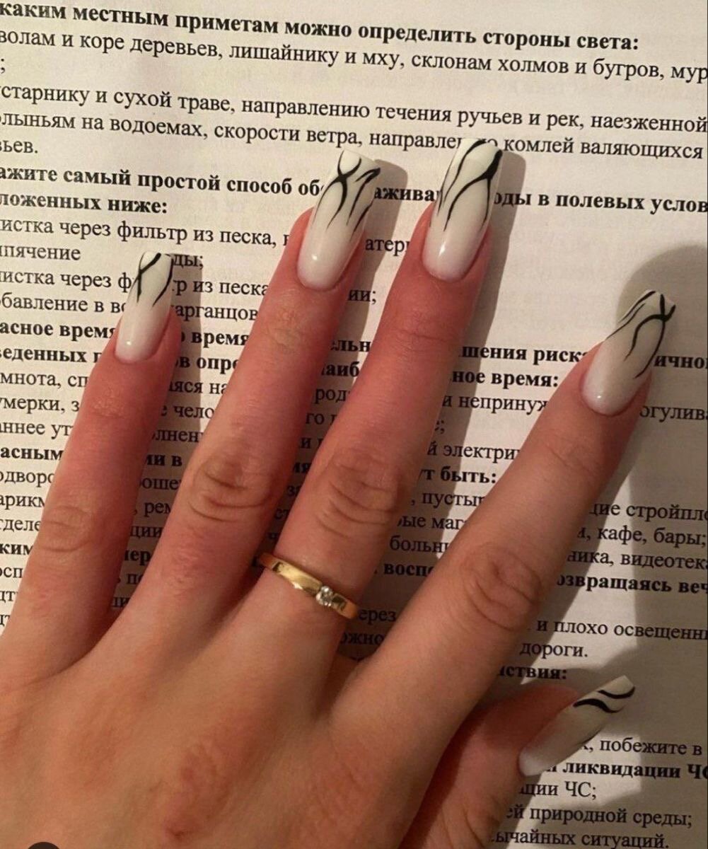 Молочный дизайн с классным рисунком от руки тонкой кисточкой 