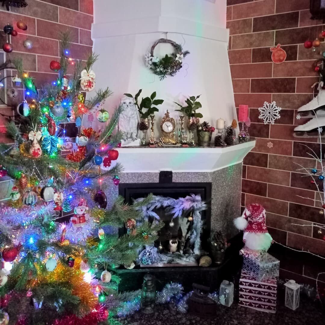 Все фотографии в статье -автора. Так была оформлена каминная зона три года назад 