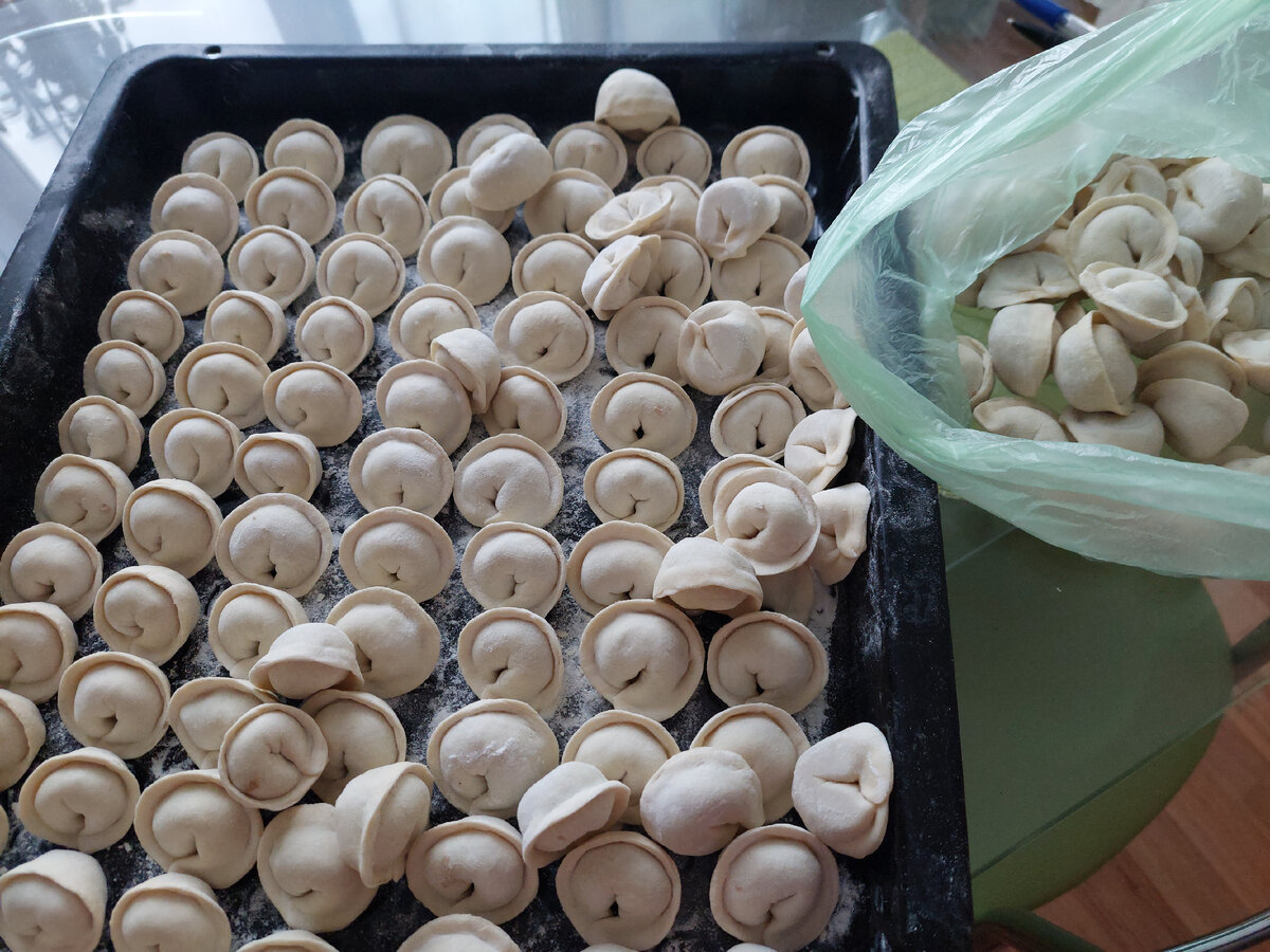 Это я уже сегодня замороженные пельмени раскладываю по пакетам, потом уберу в морозилку.