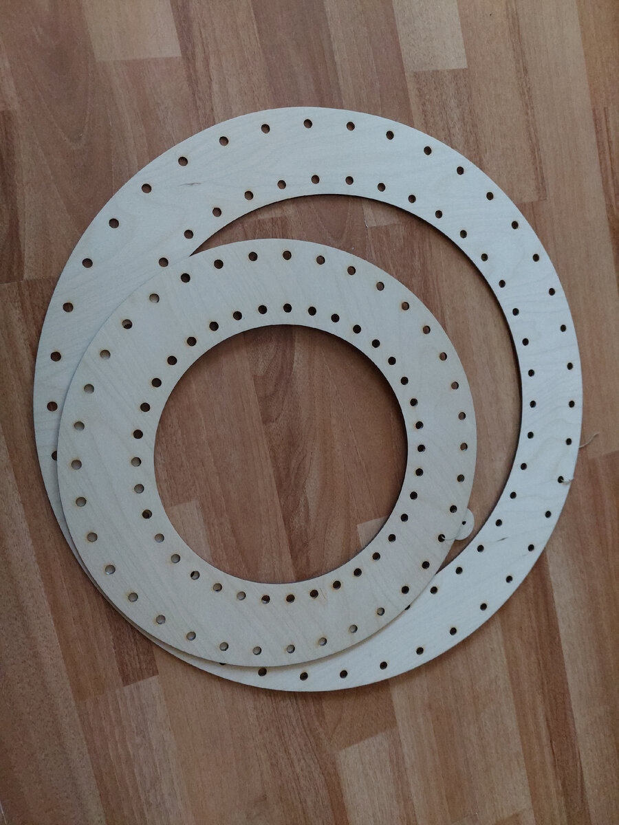 Заготовки под венок все ещё в ожидании ротанга.