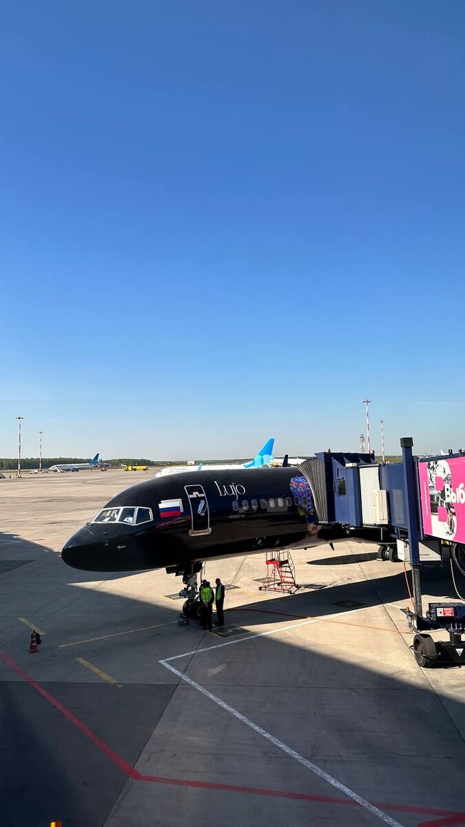 Бизнес-джет легко заметить на взлётной полосе: он выделяется стильной чёрной ливреей, надписью «Are you not ordinary?» и эффектной девушкой в ультрамариновых очках.