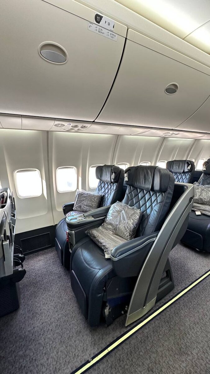 Здесь шампанское — это Moët & Chandon, гаджеты — Apple, а косметические travel-наборы — Bvlgari.