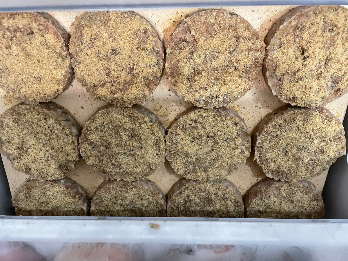 Вот таких  6 досочек с котлетками замораживаются в холодильнике 