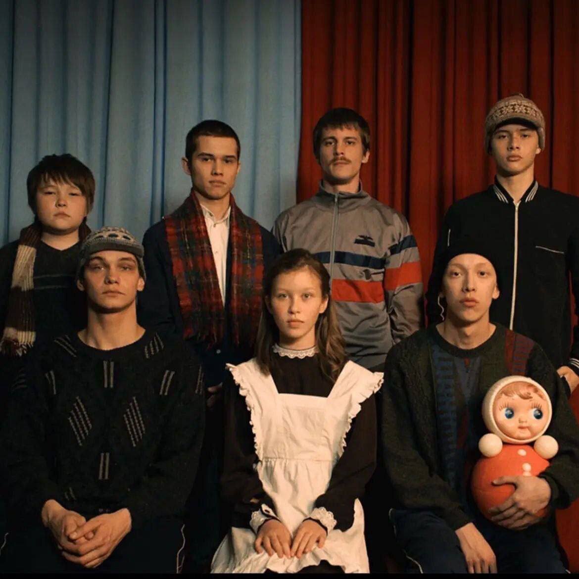 Каст сериала (фото из соцсетей). Похожи на неблагополучных подростков из 80-х? 