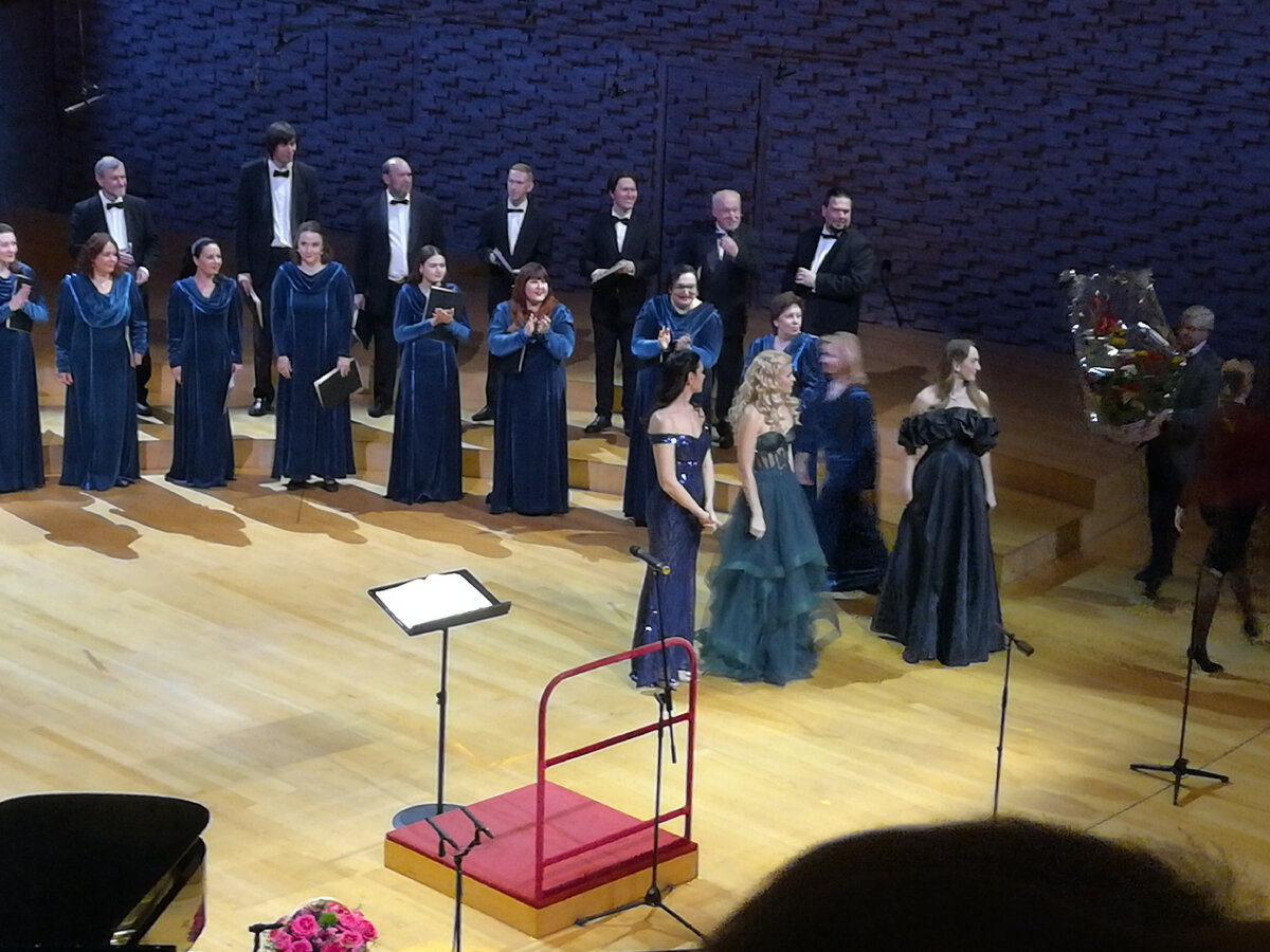 Вот такие красавицы пели "Природу и любовь"
