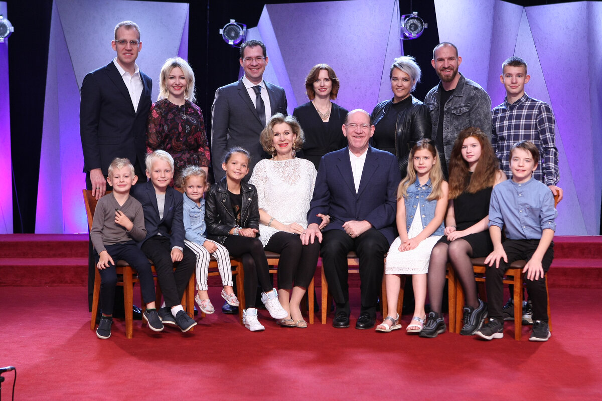 Моя семья: муж, трое сыновей и их жёны, восемь внуков