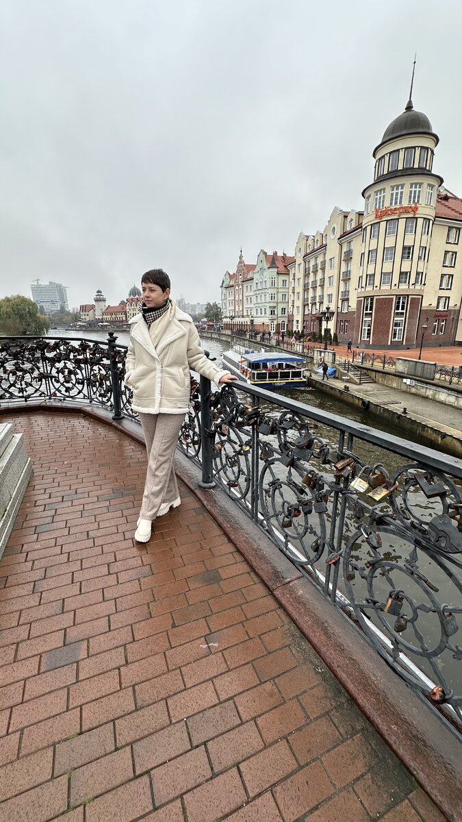 С моста «Юбилейный» открывается прекрасный вид на отель и всю набережную Рыбной деревни