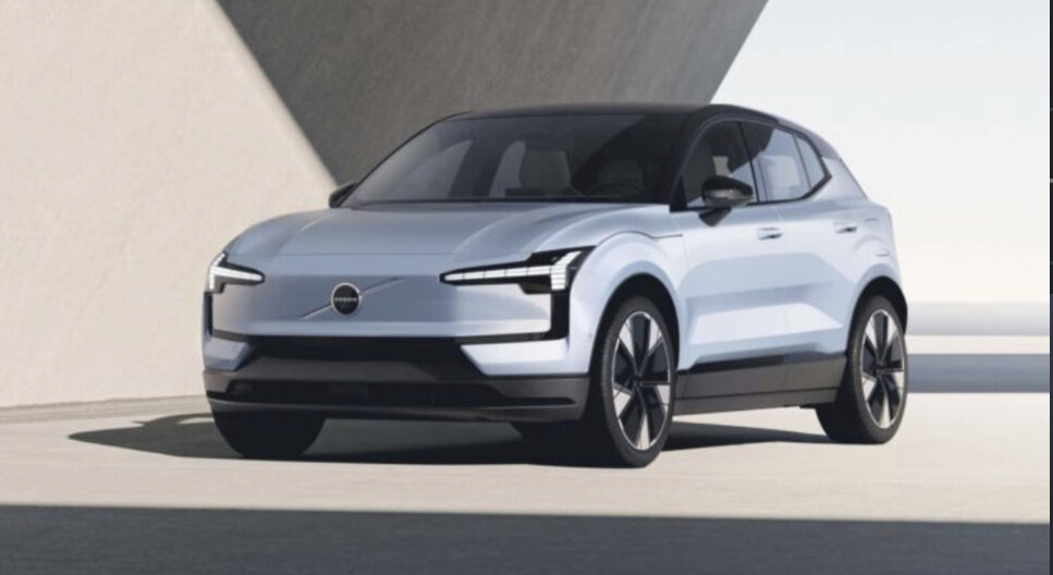 Какие автомобильные тренды, судя по всему, будут ожидать российскую автомобильную сферу в 2024 году? Что мы можем смело сказать прямо сейчас, а что сложно предсказать? Мы спросили об этом экспертов.

На мой взгляд, в 2024 году нас ожидает два основных тренда. Первый — это закрытие канала поставки автомобилей по параллельному импорту. Ведь официальные дистрибуции, работающие в России, и официальные дилеры, инвестировавшие десятки миллионов рублей в реконструкции зданий, объективно попросят защитить свои вложения. Потому что компании, которые поставляют автомобили по параллельному импорту, сильно снижают свои издержки благодаря различным оптимизационным схемам налогооблажения. Что в целом неблагоприятно сказывается на инвестиционном климате в стране.
Второй тренд — это появление в нашей стране гибридных автомобилей в каждом бренде первого эшелона. Ведь в большинстве регионов уже формируется зарядная инфраструктура для электромобилей. При этом сам по себе гибрид может передвигаться на двигателе внутреннего сгорания и заряжать аккумуляторную батарею. Этот тренд активно подготовит покупателей и руководство регионов к появлению электрических автомобилей. Что позволит более осознанно формировать ландшафт мест для установки электрозарядок и развиваться российским производителям станций для частных домовладений. Ведь в первую очередь «электрички» удобны для проживающих в собственном доме. Судите сами: приехал домой, поставил автомобиль на медленную зарядку, а утром «полный бак». И кроме того, пользуясь медленным зарядным устройством, емкость аккумуляторной батареи электромобиля сохраняется на более долгий срок.

Долгоиграющий тренд мирового авторынка — внедрение электрокаров. На данном этапе есть лидеры рынка, определенный потребительский спрос и продажи — самый высокий интерес к электрокарам наблюдается в центральной России. В регионах преобладают гибридные решения, в частности от популярных китайских брендов, например, как CHERY TIGGO 8 PRO E+. В 2024 году EXEED также пополнит модельный ряд электрическими седанами.