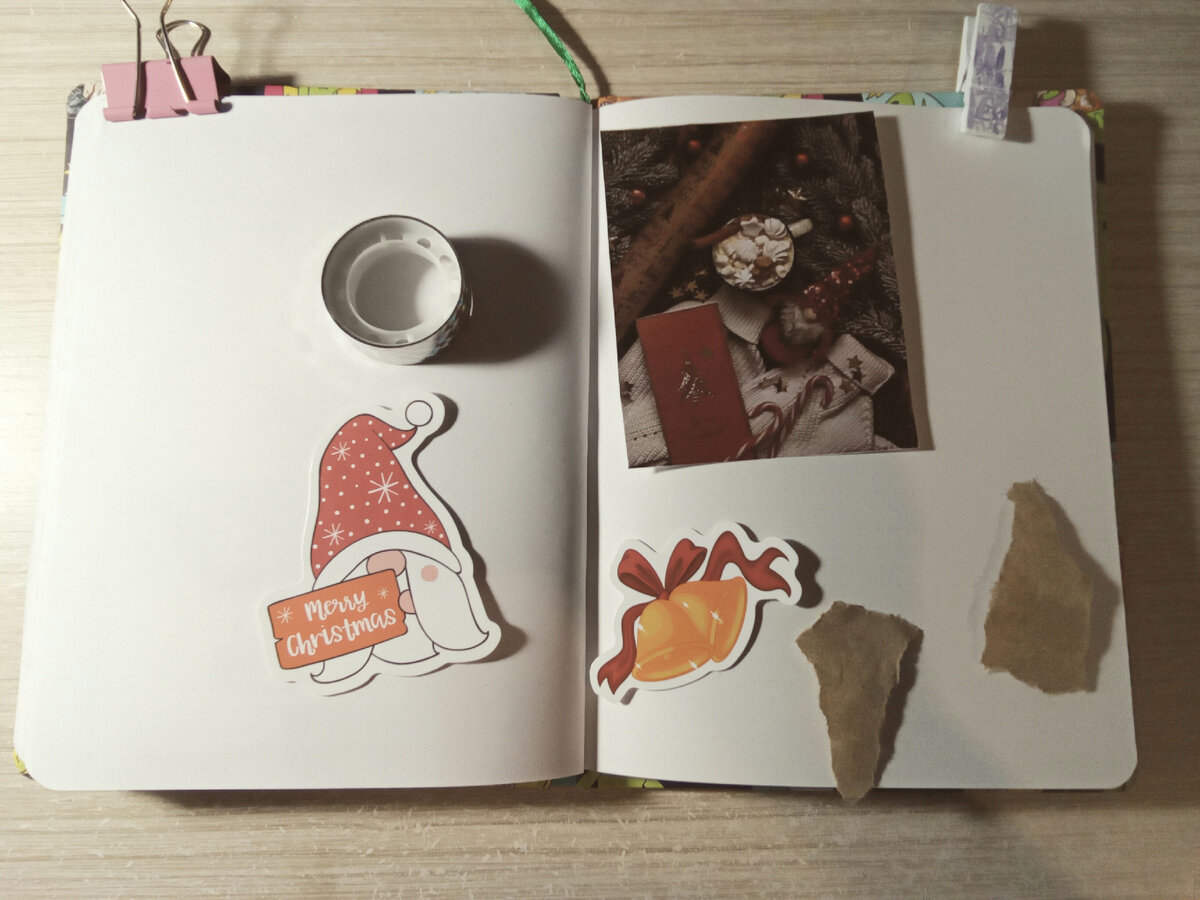 Распечатка, наклейки, крафтовая бумага и скотч.