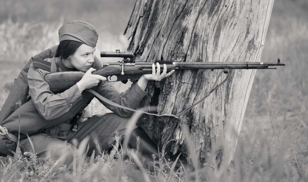 Снайпер женщина про великую отечественную войну. Снайперы женщины ВОВ 1941-1945. Снайперская винтовка Павлюченко. Снайпер ВОВ. Солдат с винтовкой Мосина ВОВ.