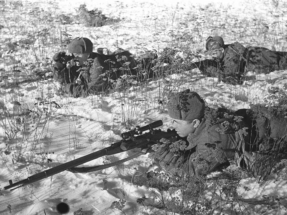 Снайпер советский солдат. Винтовка Мосина ВОВ. Винтовка Мосина 1941. Снайперы второй мировой войны СССР. Снайперская винтовка Мосина ВОВ.