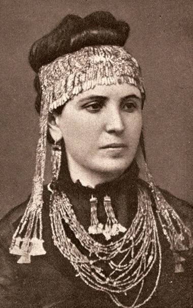 София Шлиман, жена археолога. Не каждой женщине доведётся примерить настолько древние украшения.