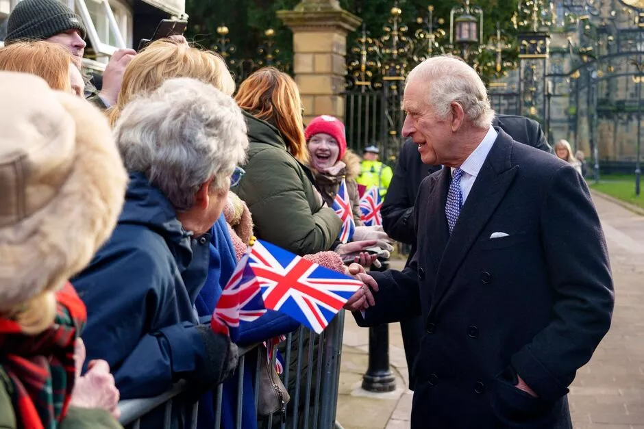 Король общается с поклонниками из Wrexham