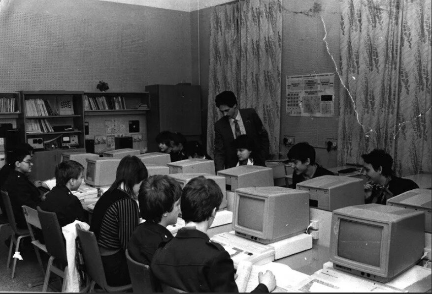 Информатика 30 лет. Компьютеры 80-х годов. Компьютер в школе. Старые компьютерные классы. Советские компьютерные классы.