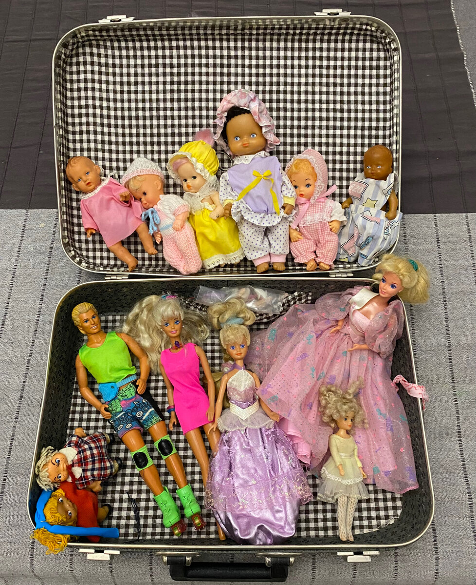 Чемоданчику уже 34 года, куклы немного помладше. Последняя появилась у меня в 14 лет. 