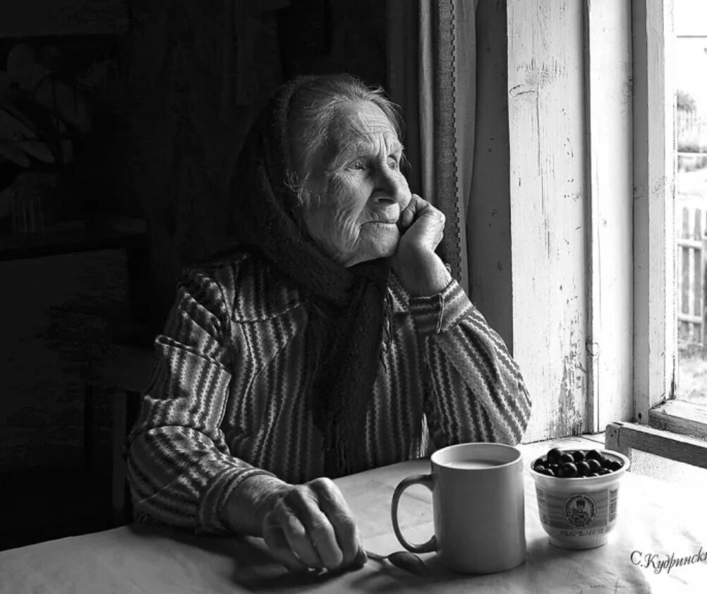 одинокая бабушка. грустная пожилая женщина. одиночество пожилых. одинокие пожилые люди. пожилая женщина.