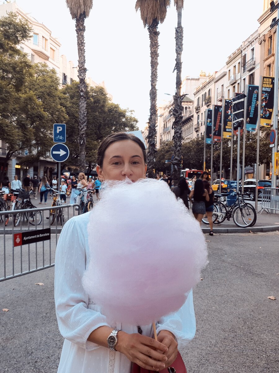 В Барселоночке поедаю вату