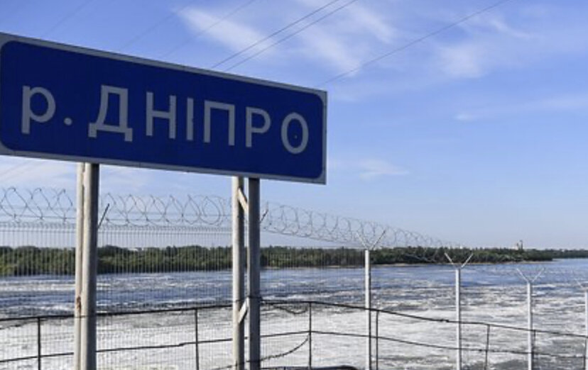 Операция Вооруженных сил Украины (ВСУ) на левом берегу Днепра лишена смысла и приводит лишь к большим потерям.Как уточнил автор, матросы переправляются через реку, большинство получает ранения еще на подходе к берегу. «Тех, кто выжил и переправился, утюжат всем, что есть в арсенале России», — указал он. По словам журналистов, действия украинской армии на этой территории бессмысленны.
«Ни о каком прорыве дальше и речи нет, сейчас силы растрачиваются просто на то, чтобы оставаться там. Ради чего?» — пишет издание. Эксперты призвали командование ВСУ свернуть операцию.