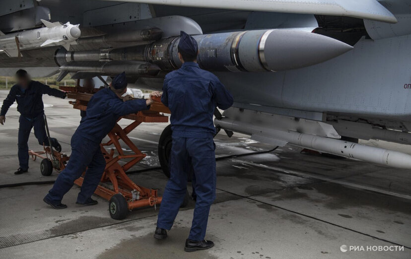 МОСКВА, 10 дек — РИА Новости. Российские военные поразили место сбора командного состава украинских тактических групп "Катран" и "Омаха", следует из сообщения Министерства обороны.
"Нанесено поражение по месту сбора командного состава тактических групп "Катран" и "Омаха" Вооруженных сил Украины", — заявили в ведомстве.
Уточняется, что российские военнослужащие также ударили по хранилищу топлива для бронетехники ВСУ, живой силе и военной технике в 128 районах.
Кроме того, средства ПВО перехватили шесть реактивных снарядов РСЗО HIMARS, а также сбили 20 беспилотников армии противника.