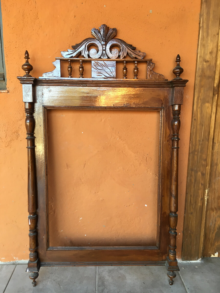 Эту раму для зеркала мы с мужем нашли возле мусорного контейнера. Кто-то выбросил (спасибо, что не сломали)