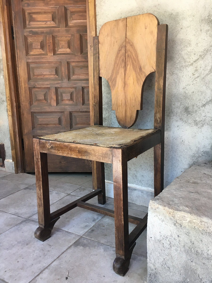 Этот стул тоже попал в наш дом со свалки. Пока ждет реставраци