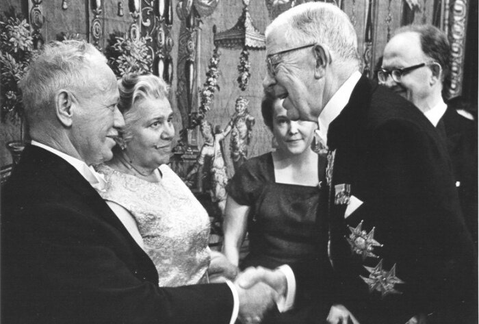 Михаил Шолохов и король Швеции Густав Адольф на церемонии вручения Нобелевской премии. 10 декабря 1965 года.