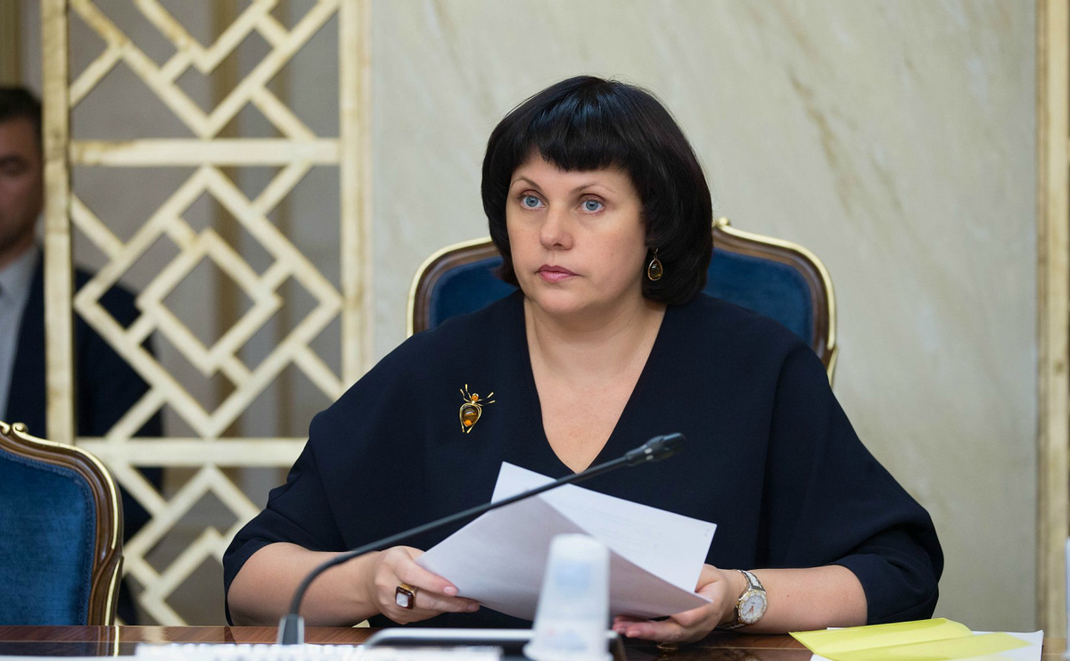 Елена Афанасьева по образованию - педагог. учитель истории. Она настаивает: психолог, медицинский сотрудник обязательно должен быть в школе. Фото: senator-afanasyeva.ru