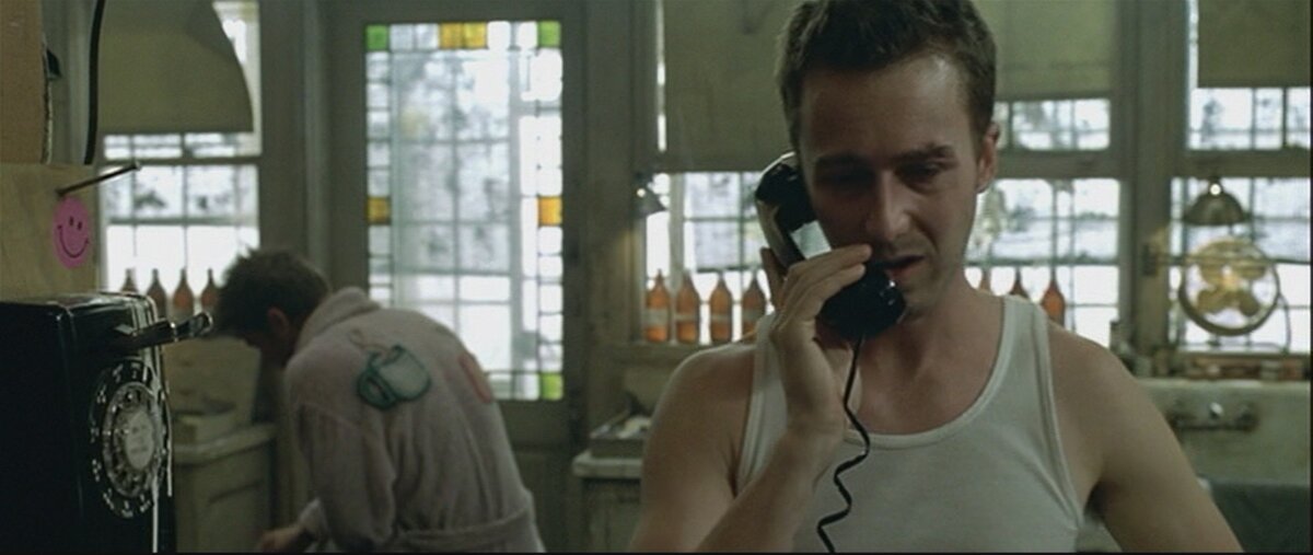 Почему в «Бойцовском клубе» и кинофильме «Мементо» одинаковый номер телефона 555-01-34. Кадр из кинофильма "Бойцовский клуб"
