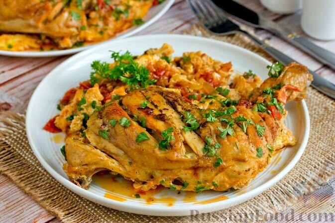 куриные окорочка, помидоры, яйца, лук репчатый, масло подсолнечное, зелень петрушки, кориандр, соль, перец чёрный молотый