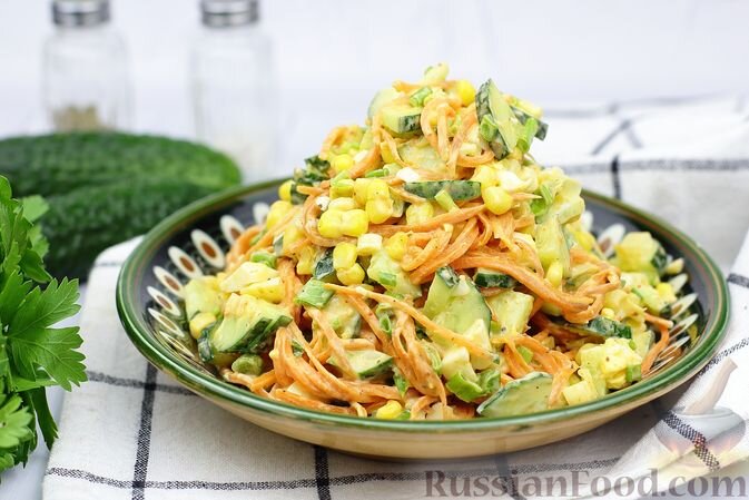 кукуруза консервированная, огурцы свежие, морковь по-корейски, яйца, лук зелёный, майонез, соль, перец чёрный молотый