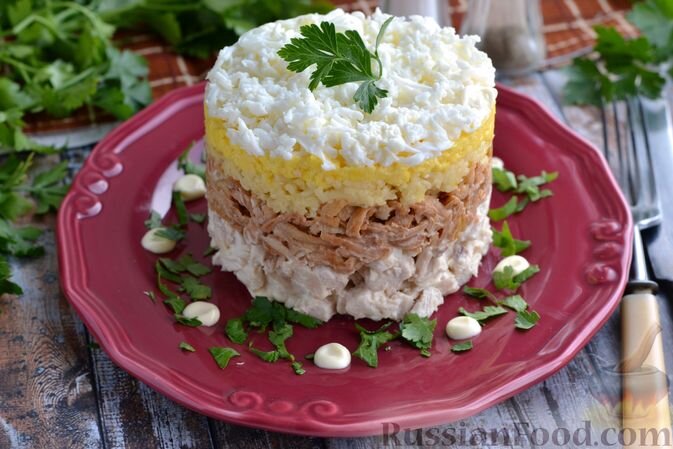 куриное филе, яблоко, сыр твёрдый, яйца, майонез, сметана, зелень