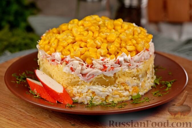 Слоёный салат с крабовыми палочками и ананасом